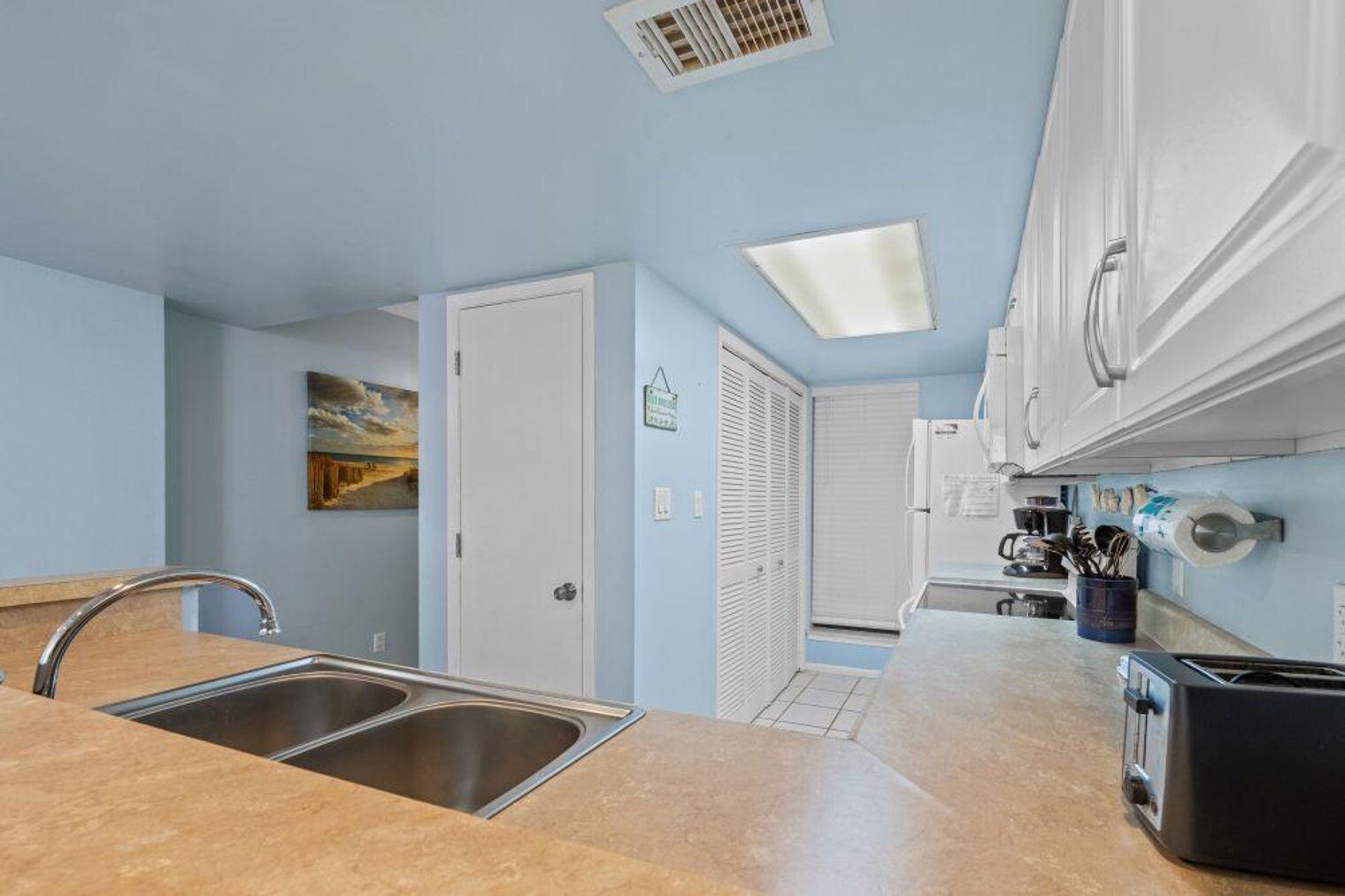 Building Photo - 505 E Beach Blvd