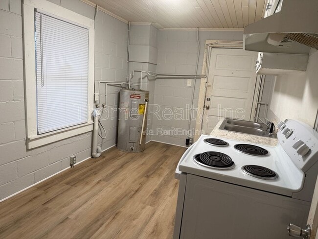 Building Photo - 1504 Coleman St SE