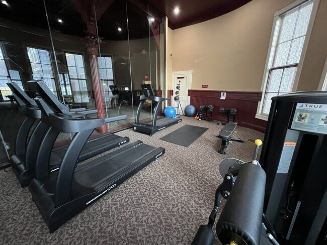 Building Photo - 2601 Hume Dr