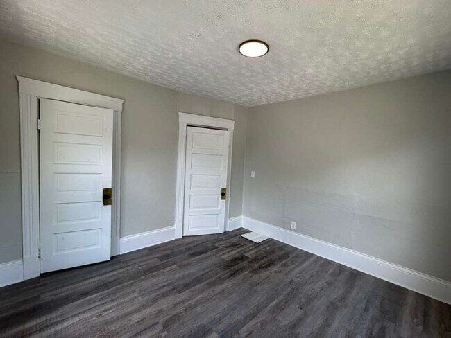 Building Photo - Comfortable & Convenient West Side Living