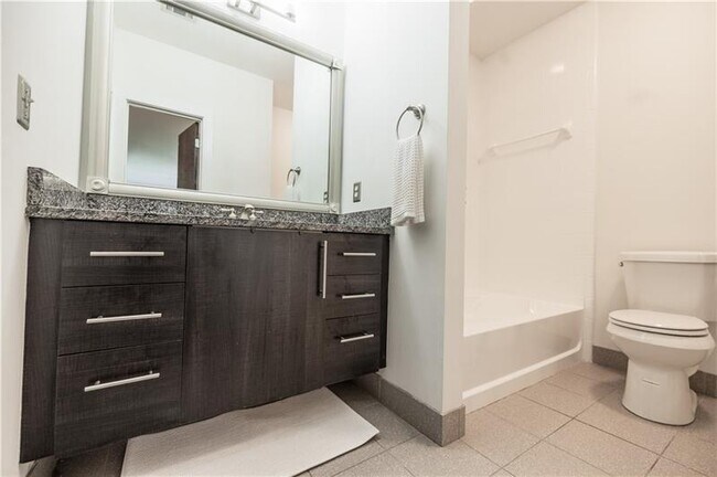 Building Photo - 1221 Caroline St NE