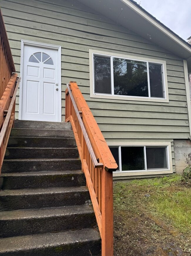 Building Photo - Spacious 4 Bedroom in Beacon Hill!  Lots of Updates, Perfect Location!