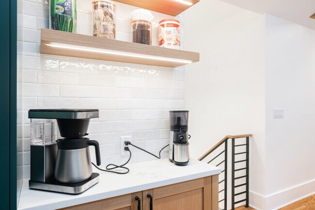 Building Photo - 2453 4th Ave W