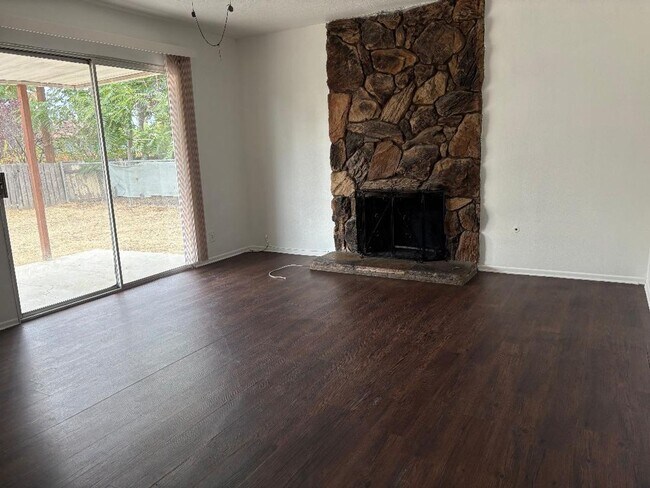 Building Photo - 4 BEDROOM 2 BATH HOUSE FOR RENT IN HEMET CA