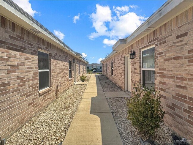 Building Photo - 10 Carlisle Ave