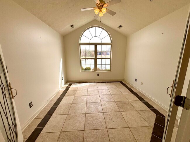 Building Photo - 433 Deer Lake Pl