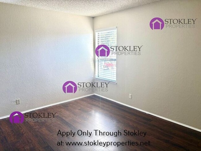 Building Photo - 27 Oak Brook Pl