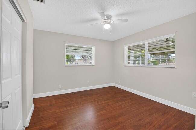 Building Photo - 801 Meadowlark Ln