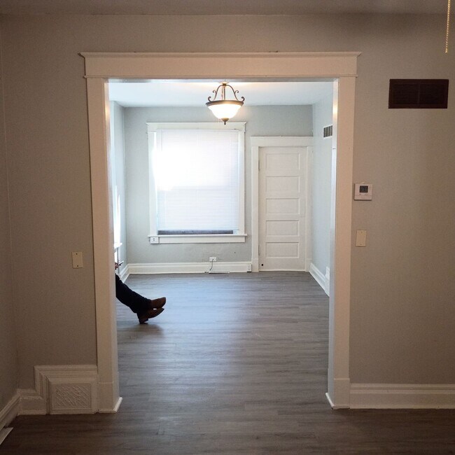 Building Photo - Cute Update 2 bedroom in convenient location!