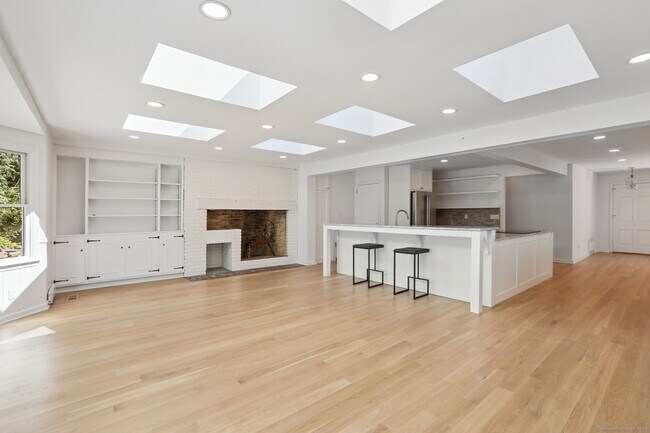 Building Photo - 8 Fairview Ln