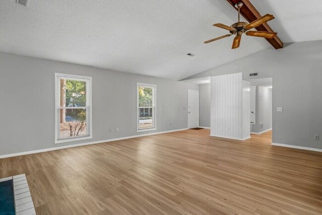 Building Photo - SW, Large Ranch home, Vaulted Ceilings, Fire Place, Fenced Yard!