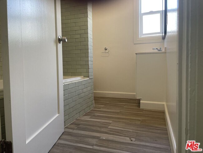 Building Photo - 2309 S Budlong Ave