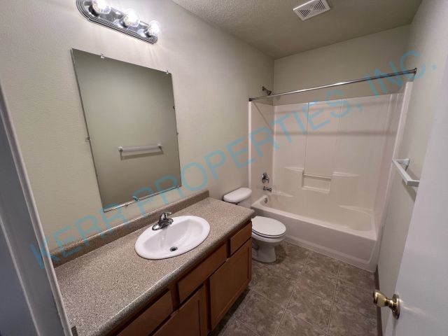 Building Photo - Cozy 1-Bed Oasis in Portland's Belmont District - Spacious 700 Sq. Ft. Gem!