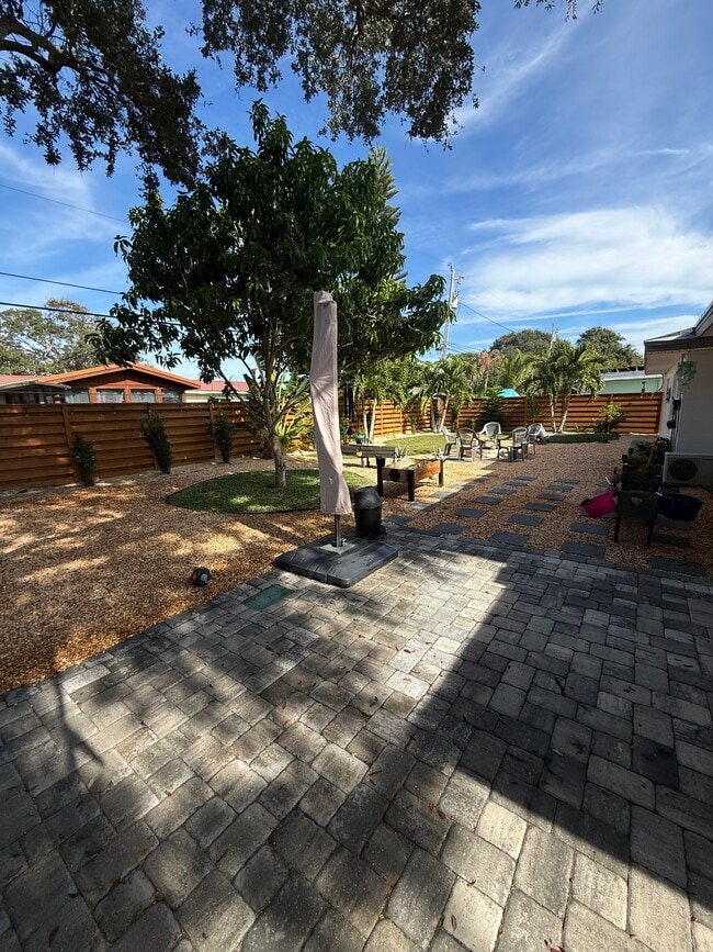 Building Photo - 415 N Shore Dr