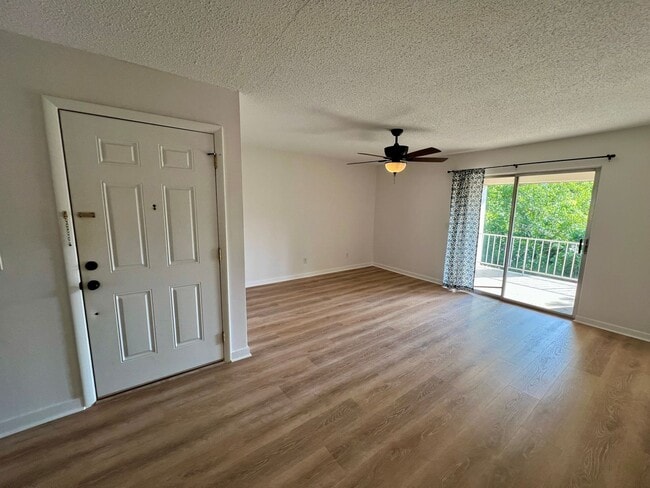 Building Photo - Spacious Forest Acres Condo!