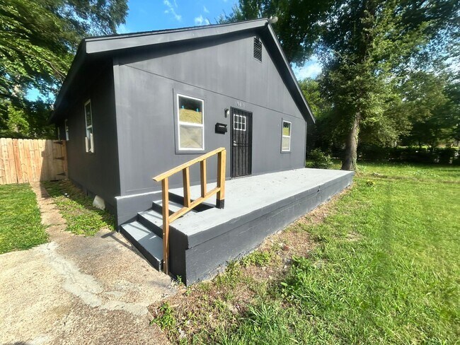 Building Photo - 860 Inez St