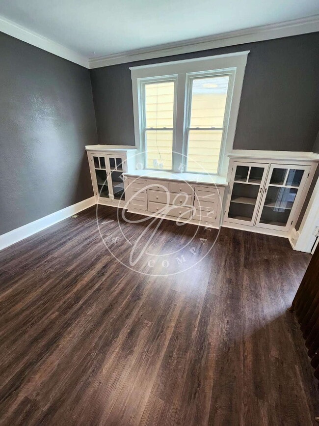 Building Photo - Charming 1-Bedroom-No transferring of util...