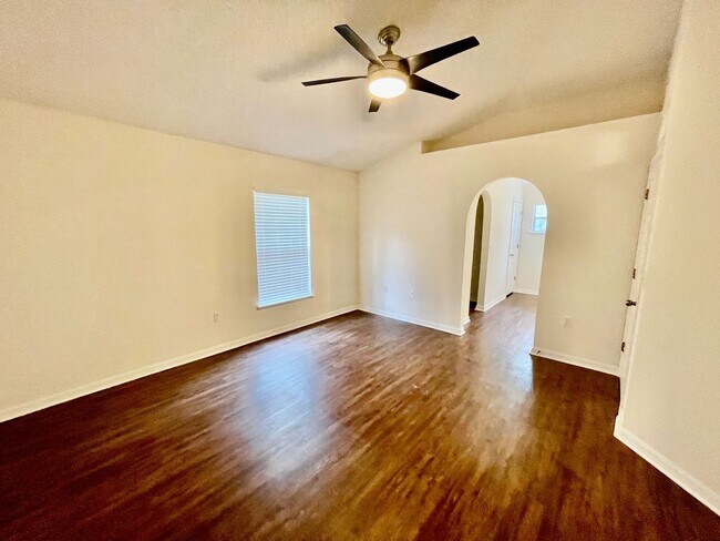 Building Photo - 37186 Southern Glen Way