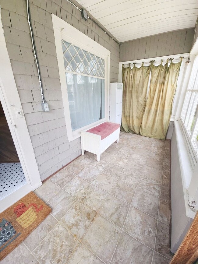 Building Photo - Two Bedroom Single Family Home For Lease