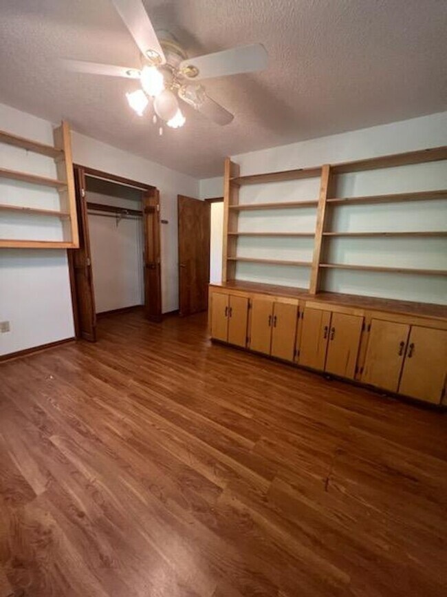 Building Photo - ***6 MONTH LEASE***Spacious Marion Rental!