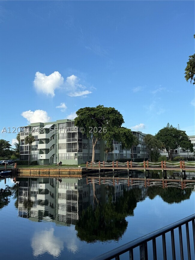 Building Photo - 2761 Taft St