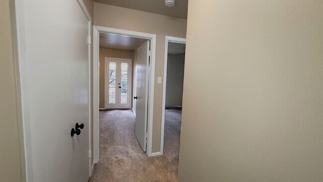 Building Photo - 8702 Village Dr