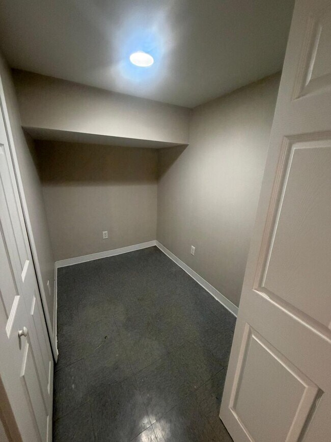 Building Photo - For rent - Spacious 3 Bed / 2 Bath Home