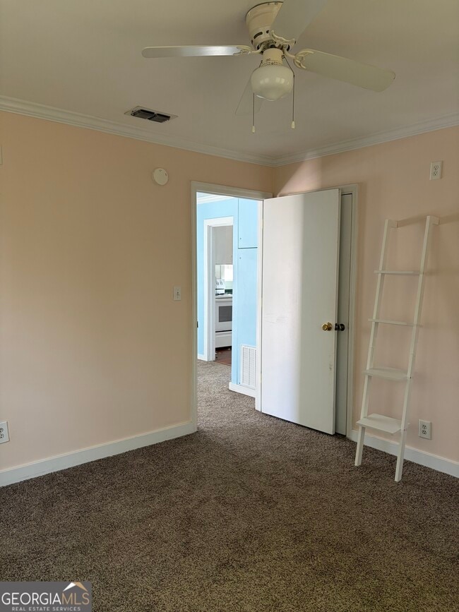 Building Photo - 102 W Grady Ave