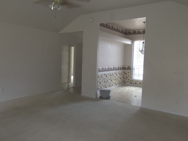 Building Photo - 4201 Windwood Dr