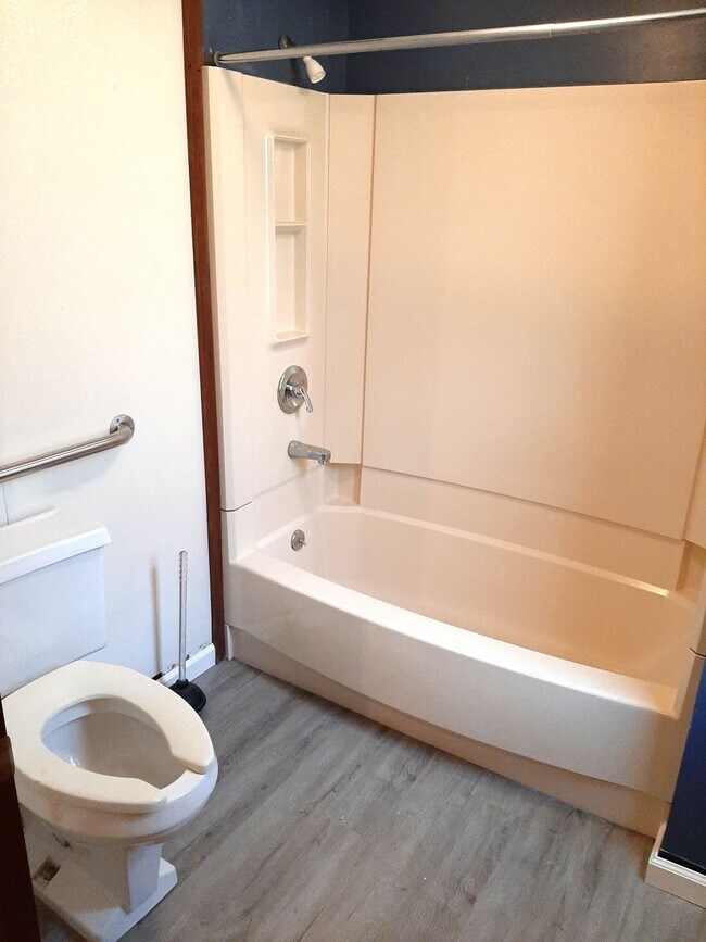 Building Photo - (1614 8th Ave)