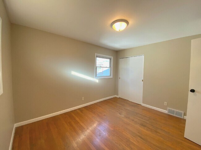 Building Photo - 2237 Wentworth Ave