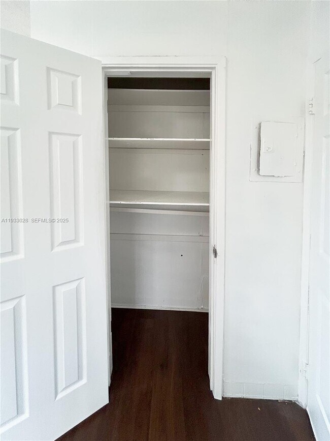 Building Photo - 3049 NW 9th Ave