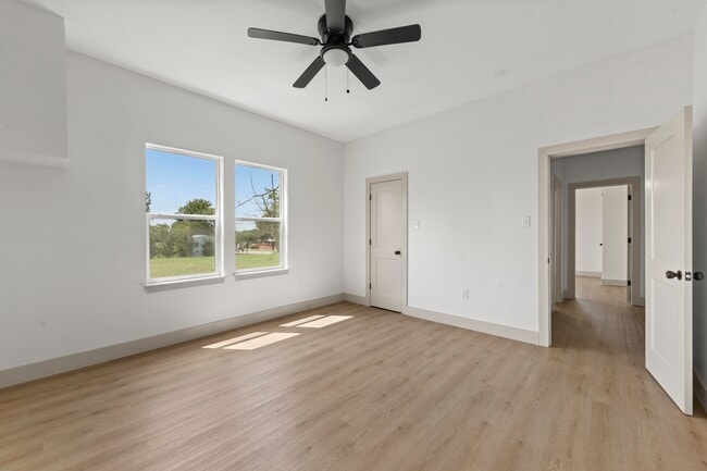 Building Photo - 402 E Charles St