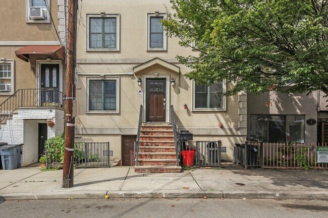 Building Photo - 5 Grand St
