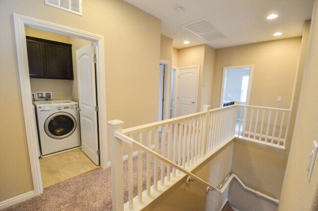 Building Photo - "Spacious 4-Bedroom Retreat with 2.5 Baths in Vibrant Las Vegas Locale!"
