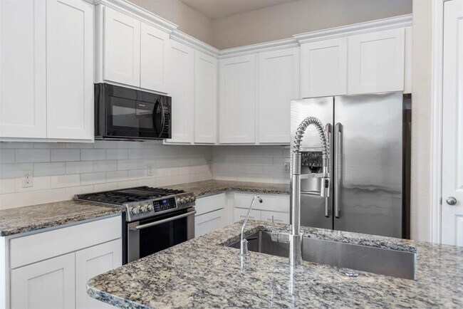 Building Photo - 5021 Lehman Oaks Dr