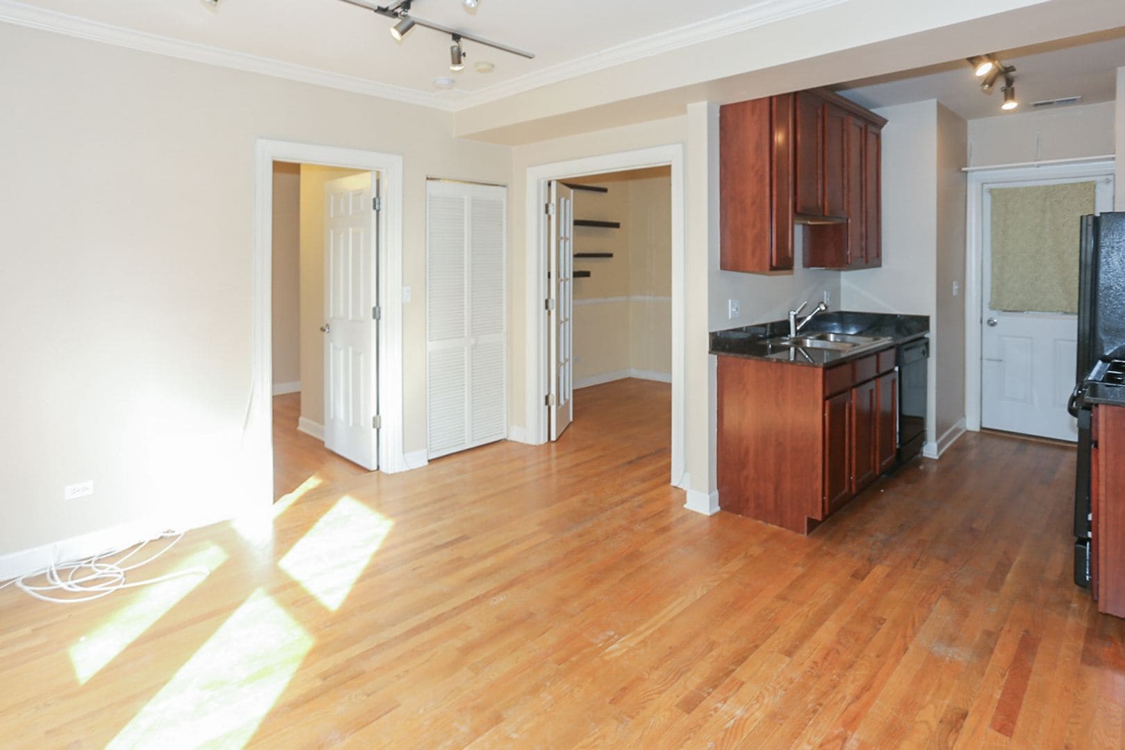 Building Photo - 657 W Roscoe St