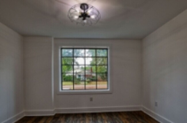 Building Photo - 1122 NE Wellman Ave