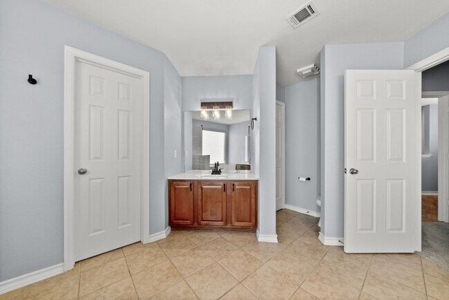 Building Photo - Amazing Pool. stunning 5bed, 3bath, 3Car G...
