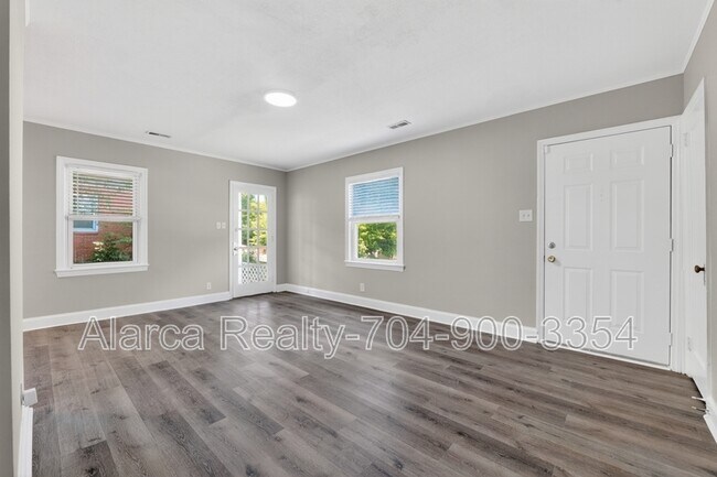 Building Photo - 2322 Belfast Dr