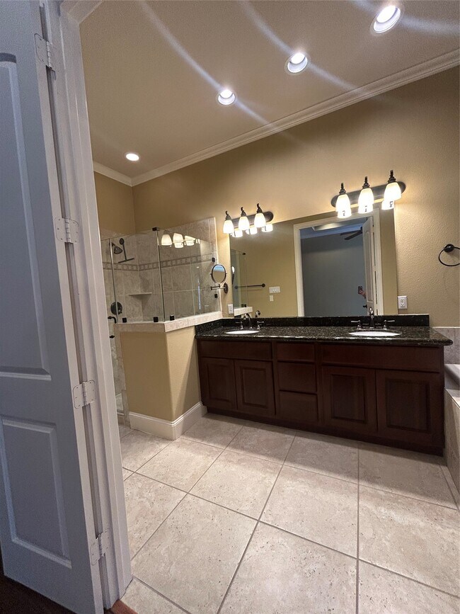 Building Photo - 6353 Richmond Ave.