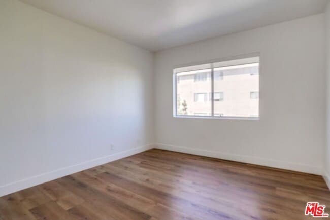 Building Photo - 435 N Oakhurst Dr