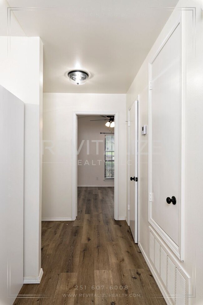 Building Photo - Beautifully Updated 3BR / 2BA in West Mobile with Private Courtyard