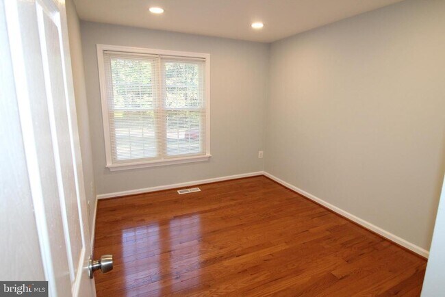 Building Photo - 10089 Bunker Woods Ct