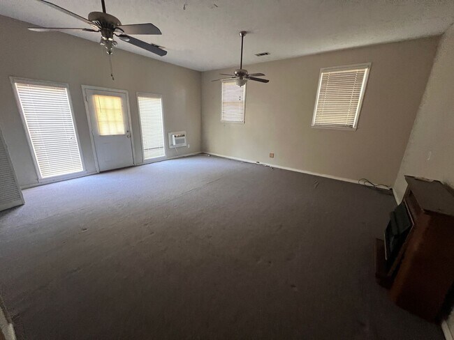 Building Photo - 1402 Northgate Dr