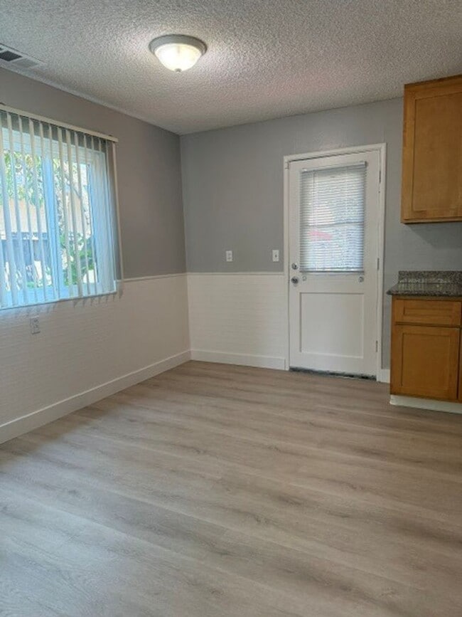 Building Photo - Spacious 3 Bedroom, 2 bath Single Family Home