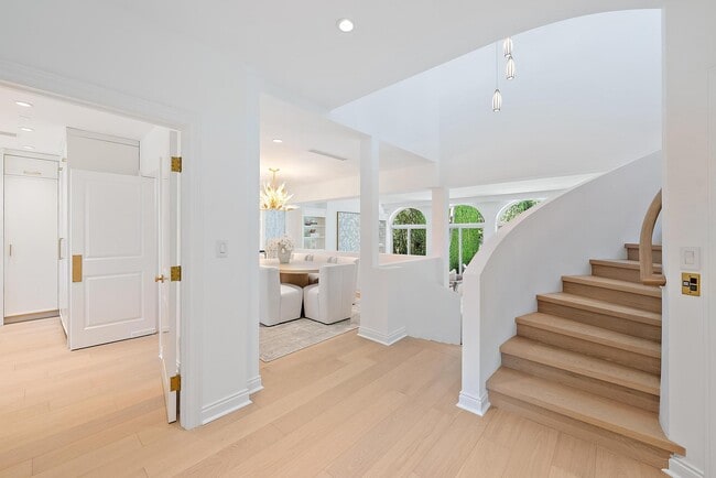 Building Photo - 245 Everglade Ave