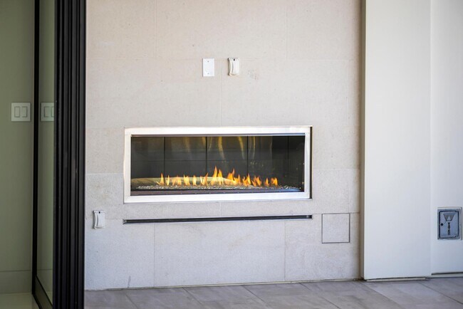 Building Photo - 6587 N Palmeraie Blvd