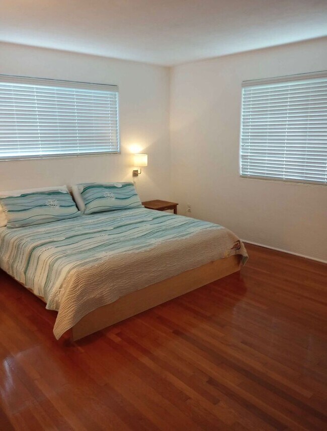 Building Photo - Furnished 3 Bedroom