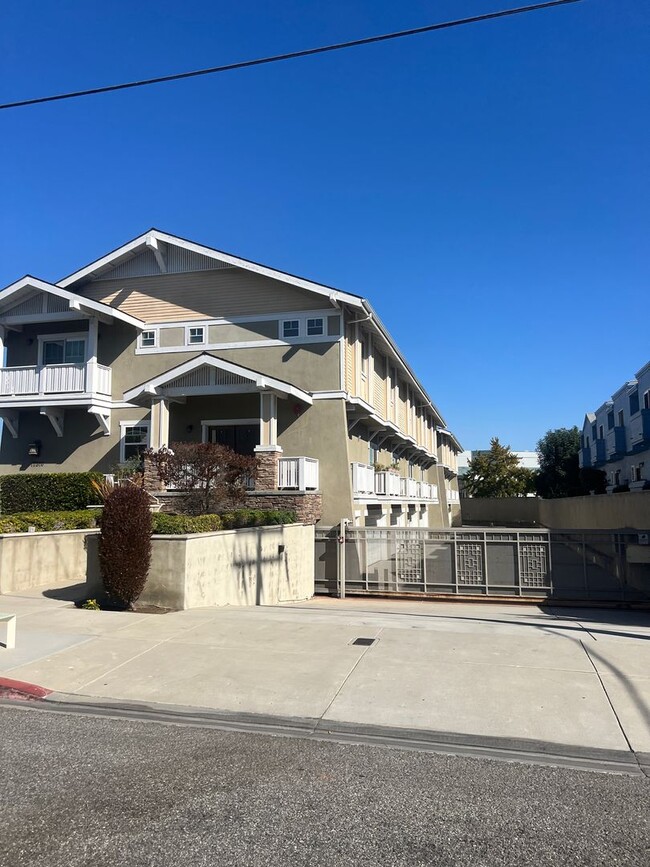 Primary Photo - Modern 2-Bed, 2.5-Bath Townhome in Gardena...